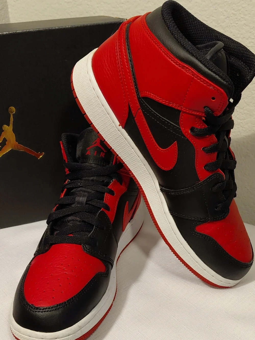 Air Jordan Mid 1 Sneakers